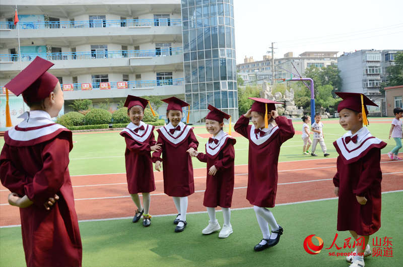 “嚴(yán)肅點(diǎn)!今天是畢業(yè)日。“(攝影:劉祺)
